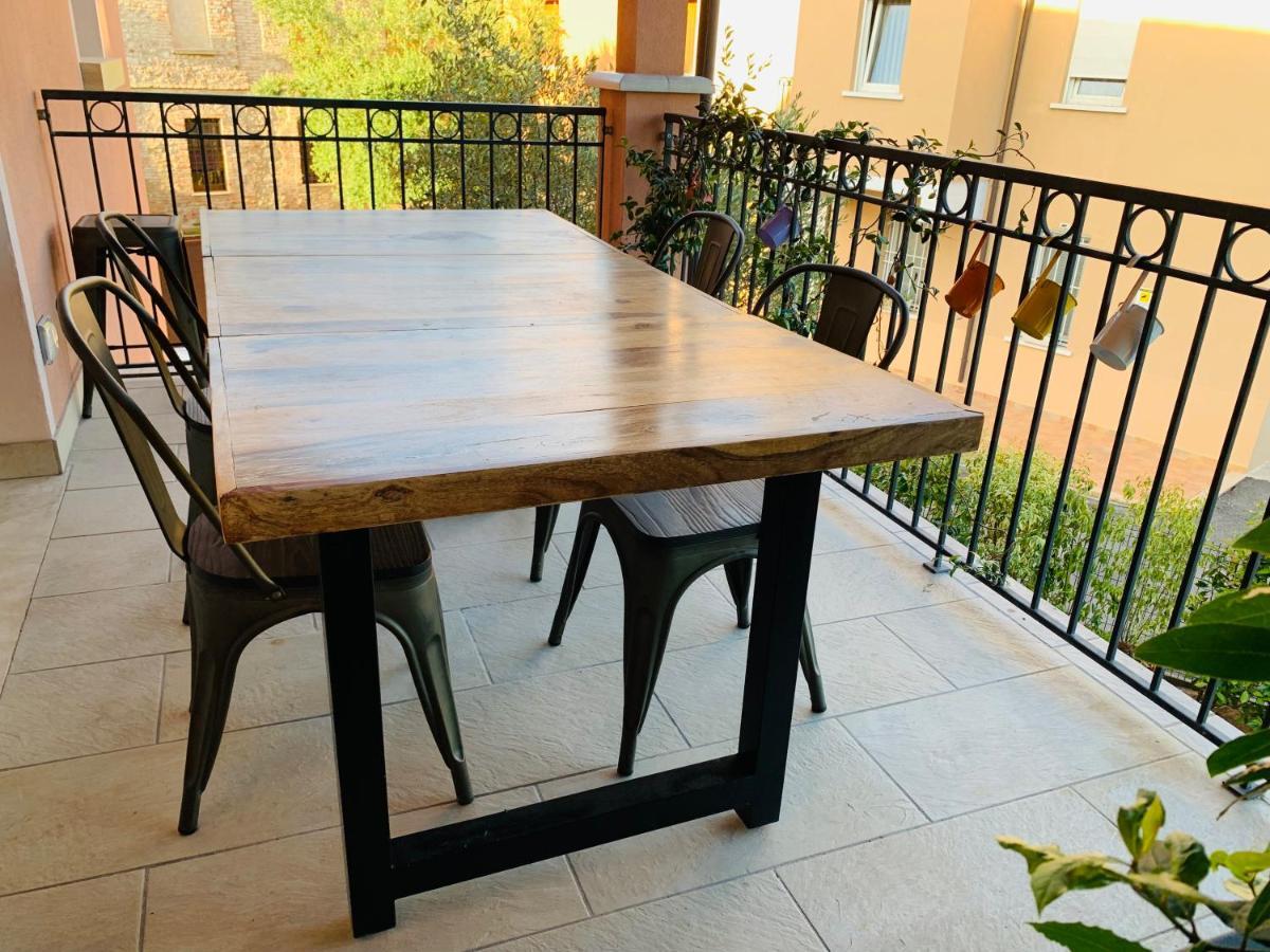 Charming Attic Apartment With Balcony & Swimming Pool Desenzano del Garda Exterior foto