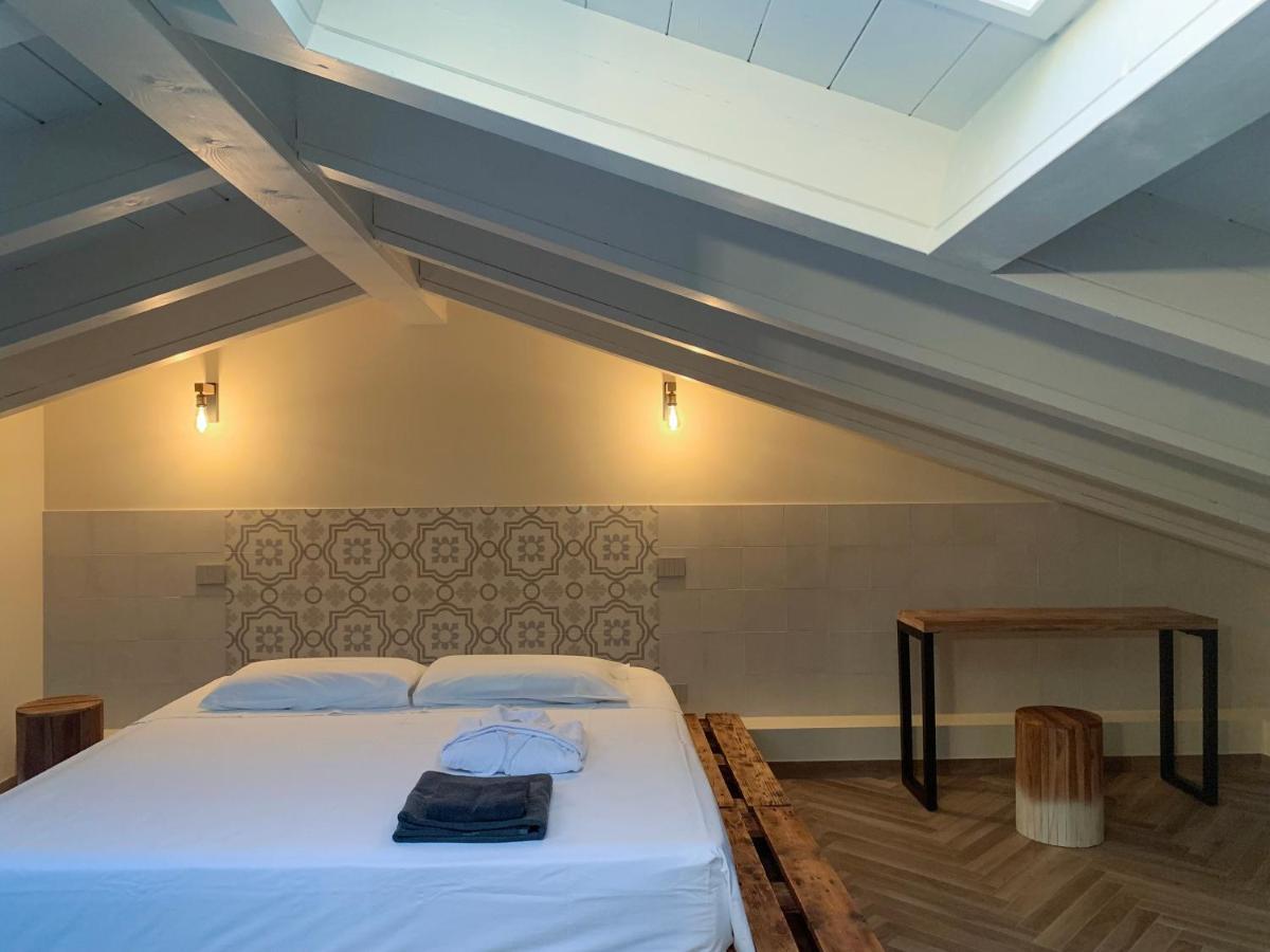 Charming Attic Apartment With Balcony & Swimming Pool Desenzano del Garda Exterior foto